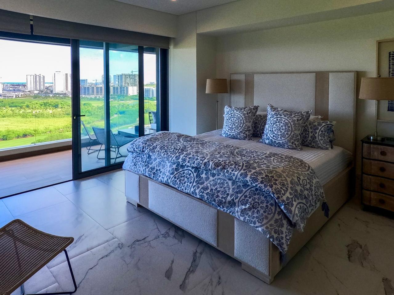 Recámara con terraza y vista en WOHA