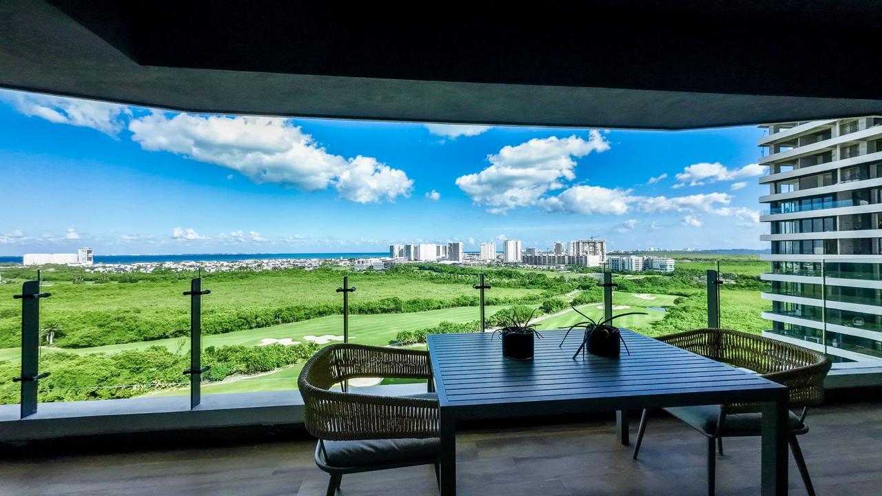 Vista desde WOHA hacia el Caribe y campo de golf